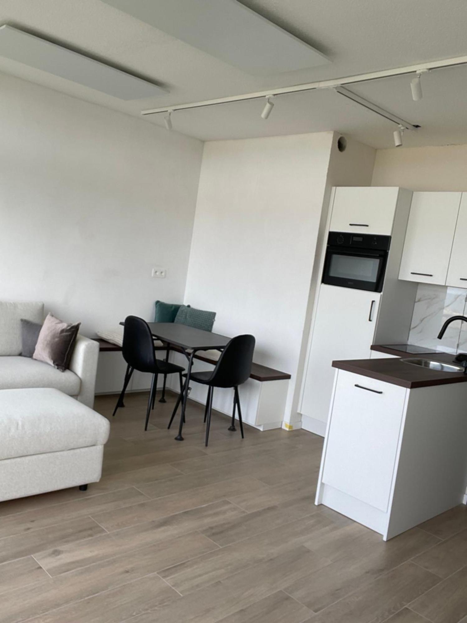 Met Frontaal Zeezicht En Afgesloten Slaaphoek Apartment *