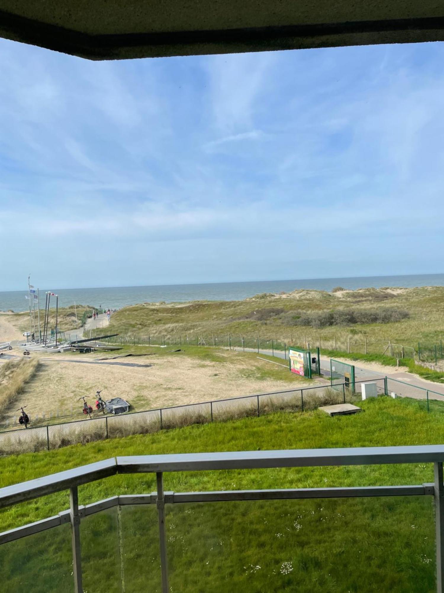 Met Frontaal Zeezicht En Afgesloten Slaaphoek Apartment De Panne