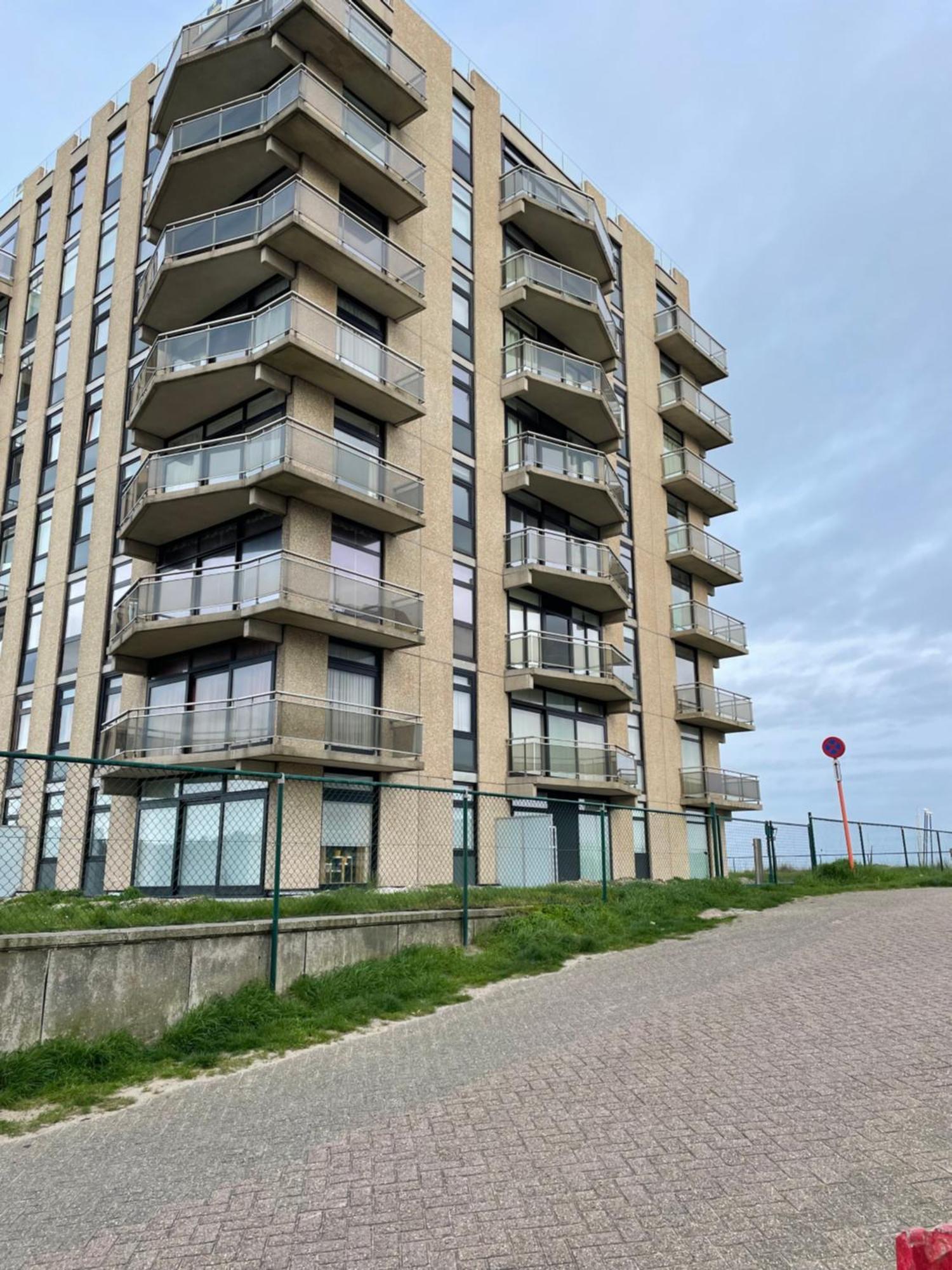 Met Frontaal Zeezicht En Afgesloten Slaaphoek De Panne