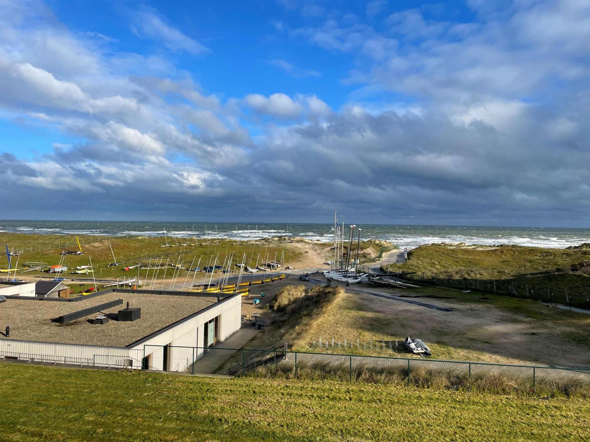 Met Frontaal Zeezicht En Afgesloten Slaaphoek De Panne